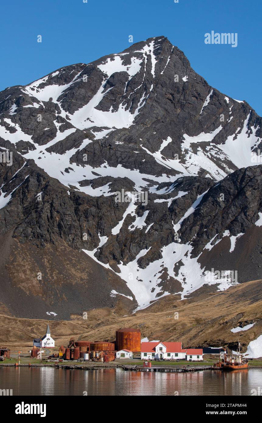 Südgeorgien, Grytviken. Malerischer Blick auf die Küste des historischen Walfangdorfes Grytviken an einem ruhigen Tag. Stockfoto
