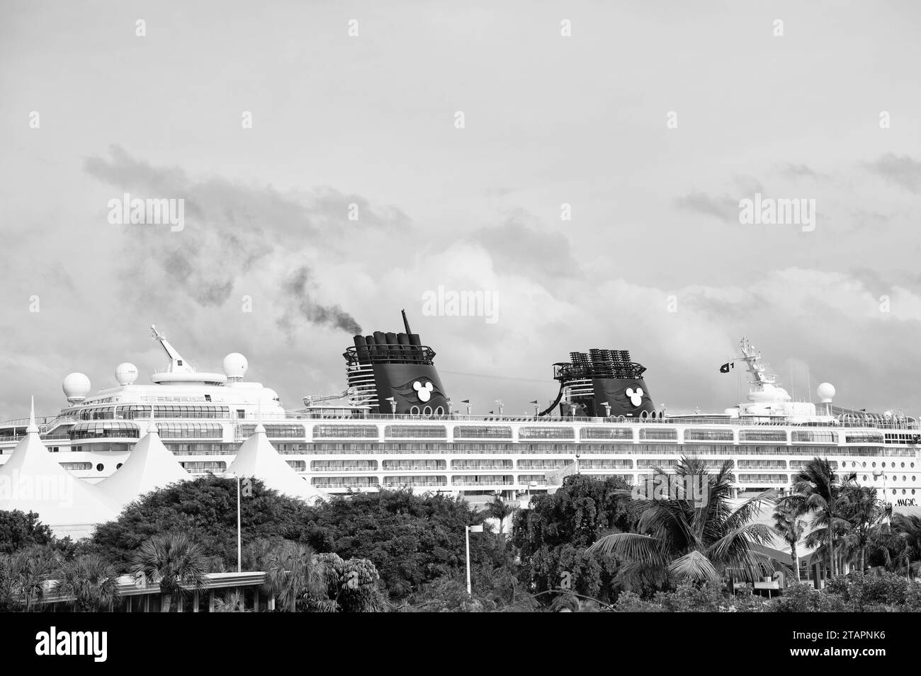 Miami, Florida, USA - 27. Dezember 2015: Disney Cruise Line Schiff, Seitenansicht Stockfoto