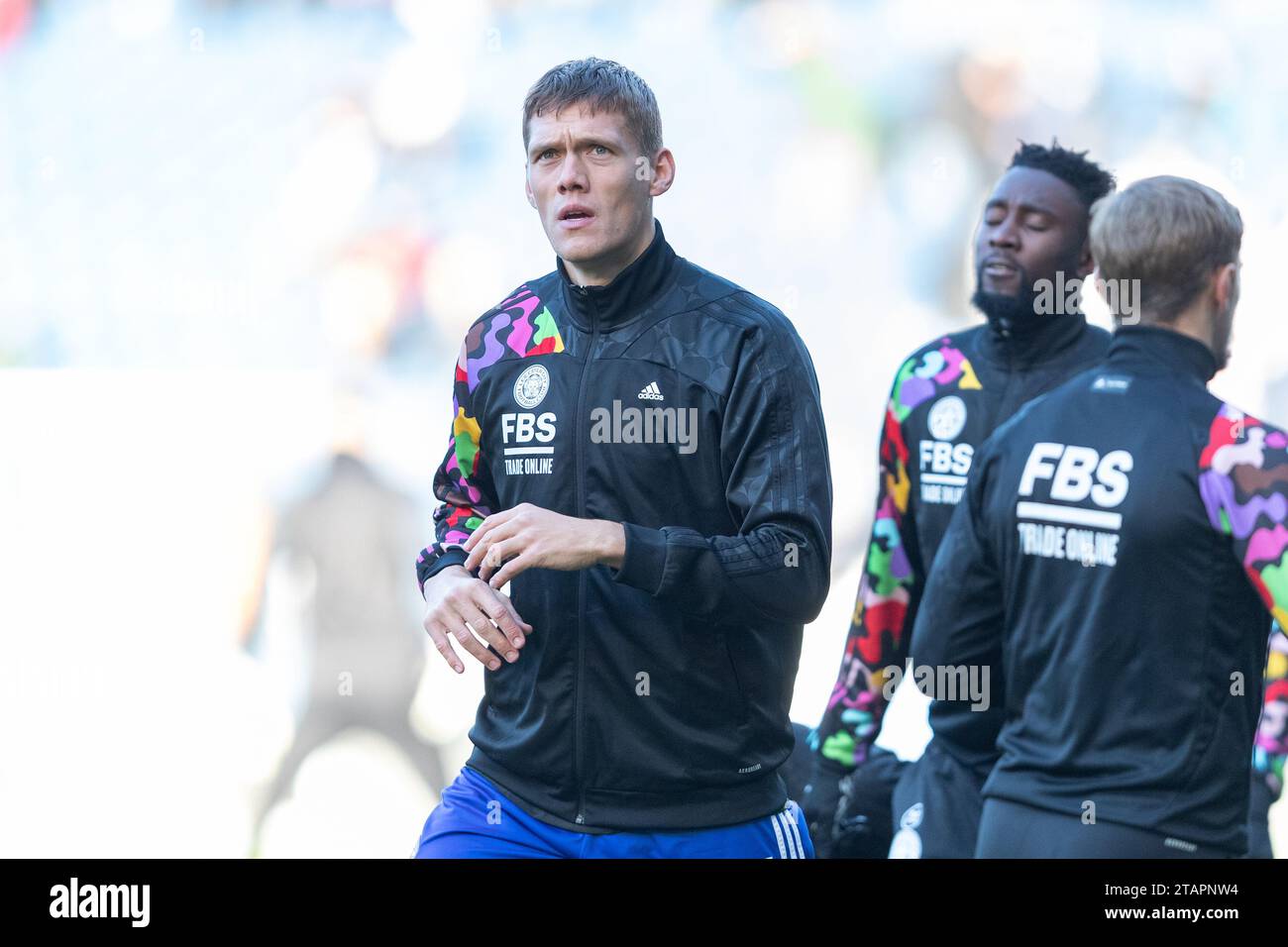 Jannik Vestergaard aus Leicester erwärmt sich vor dem Sky Bet Championship-Spiel zwischen West Bromwich Albion und Leicester City in den Hawthorns, West Bromwich am Samstag, den 2. Dezember 2023. (Foto: Gustavo Pantano | MI News) Credit: MI News & Sport /Alamy Live News Stockfoto