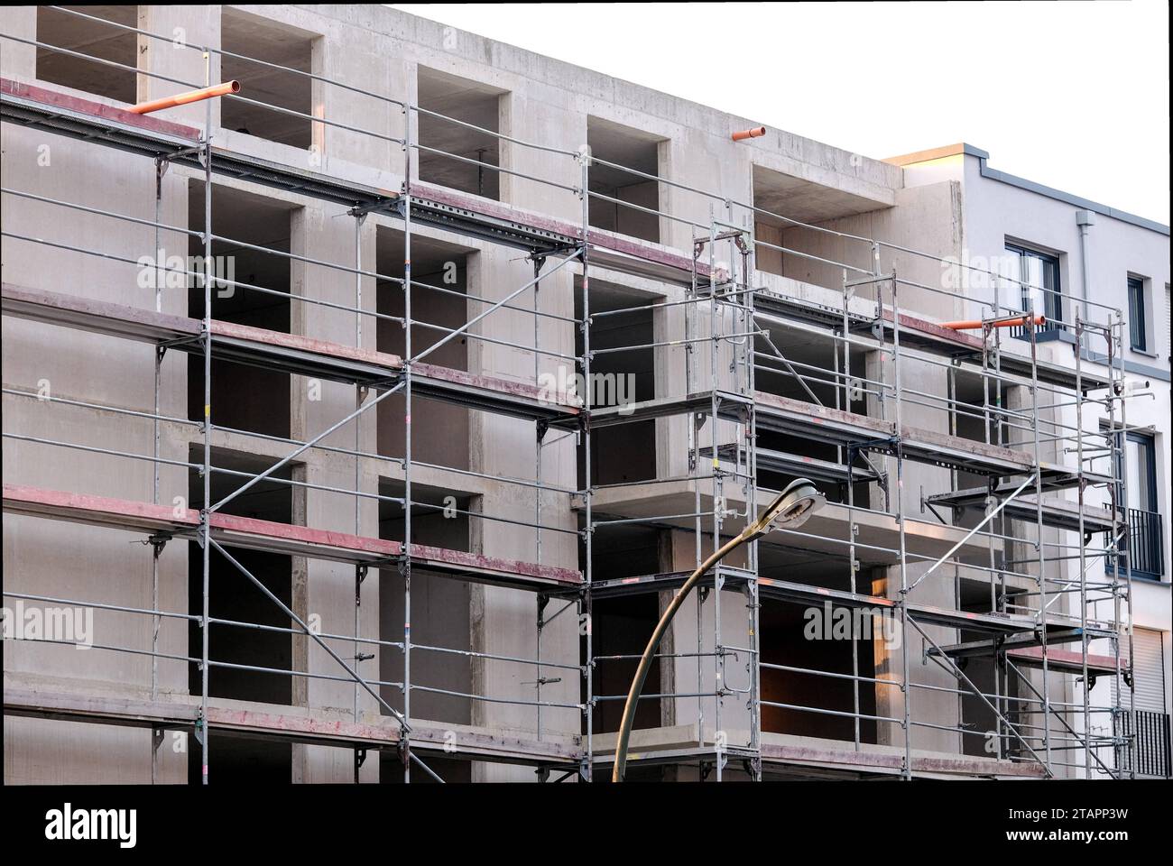 Düsseldorf 02.12.2023 Baustelle Bauboom Wohnungen Mieten Mietpreis sozialer Wohnungsbau Wohnraummangel Wohnung Neubau Baugerüst Mehrfamilienhaus Mietshaus Miete Mietspiegel Mietpreisspiegel Immobilie Immobilien Rohbau Baustau Wohnimmobilie Wohnungsimmobilien Mietpreise Altbau Leerstand Baumaterial Baustoffe Leiter Aussenleiter Bauleiter Ballungsgebiet bezahlbare Wohnraum Wohnungssuche CO2-Preis CO2 Bundes-Klimaschutzgesetz Heizen Heizung Klimapaket Mieter Vermieter Mietpreis-Bremse Mietpreisbremse Wohnungsnot Klimasteuer Energiewende Büro Büros Homeoffice Home-Office Konjunktur Stockfoto