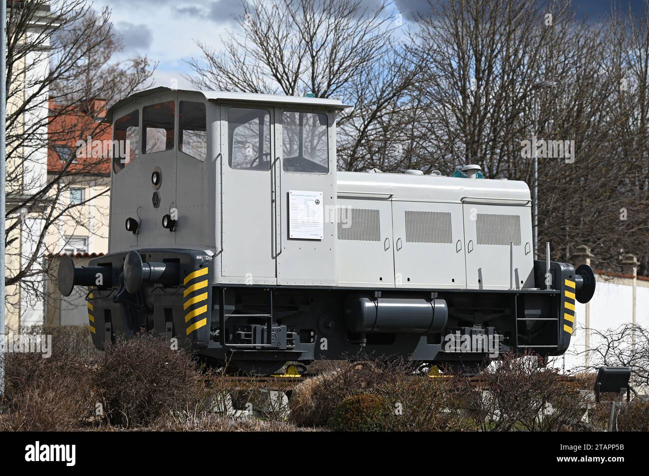 Ausgemusterte Diesellokomotive (Jenbacher Werke) aus dem voestalpine Böhlerwerk vor dem Bahnhof in Köflach Stockfoto