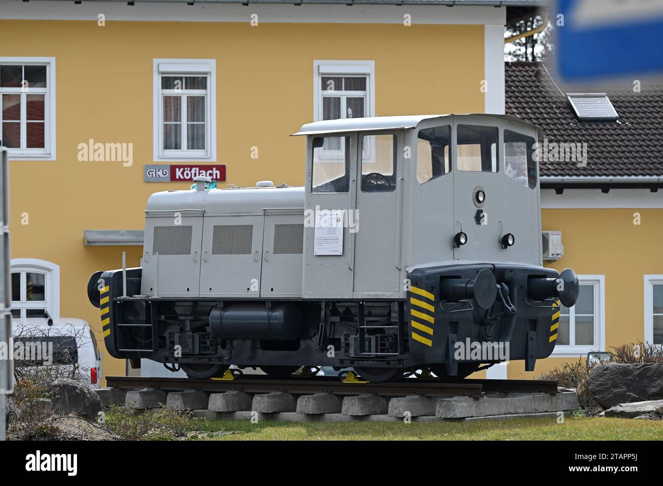Ausgemusterte Diesellokomotive (Jenbacher Werke) aus dem voestalpine Böhlerwerk vor dem Bahnhof in Köflach Stockfoto