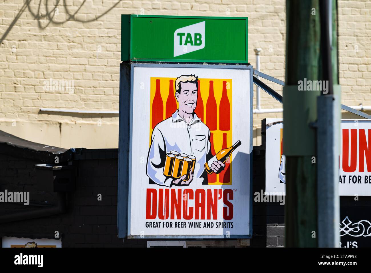 Duncan's Bier- und Weingeschäft Schild auf der Straße. Tasmanien, Australien. Stockfoto
