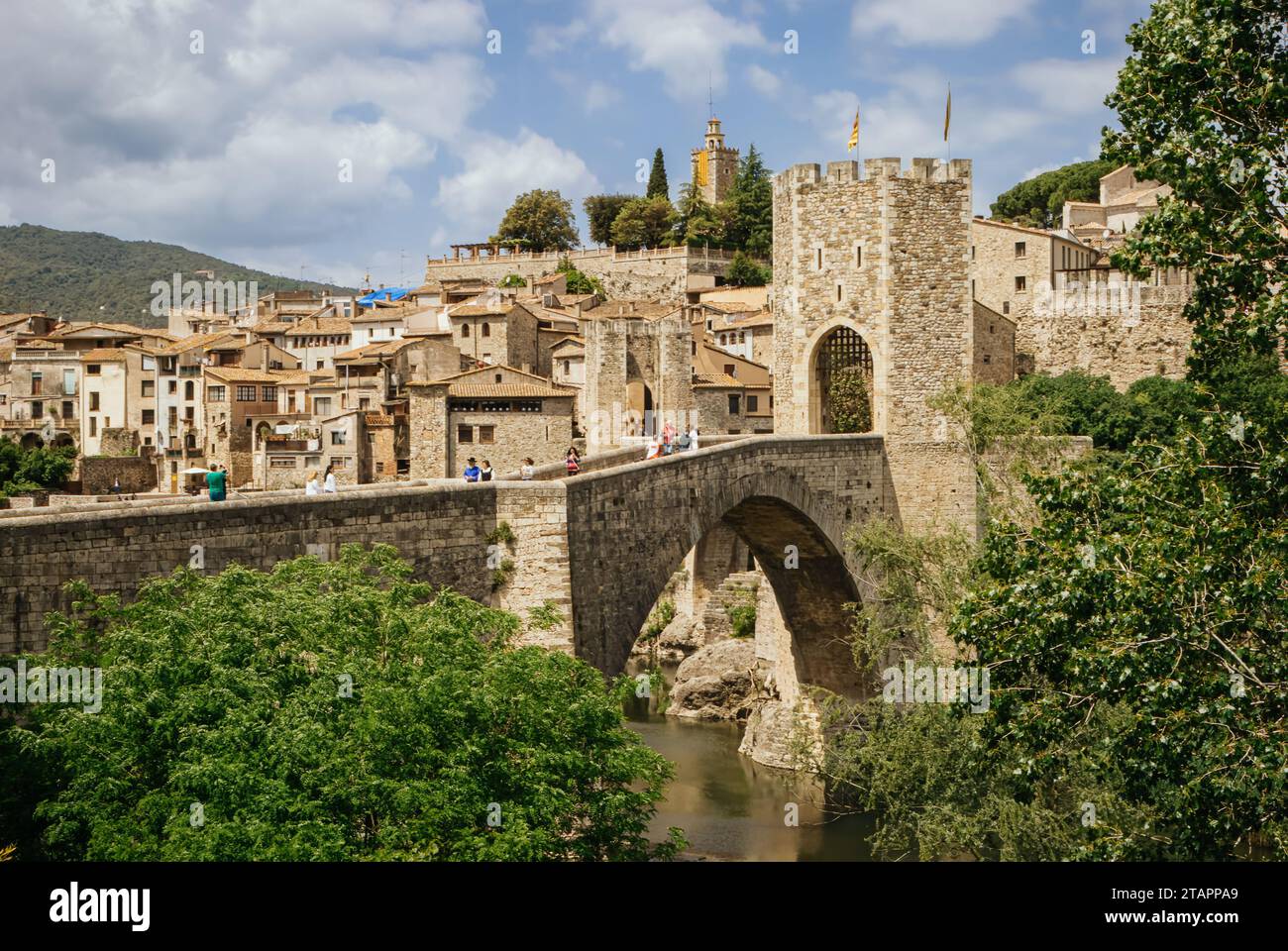 El Pont Vell, eine befestigte Brücke, die als Alte Brücke bekannt ist und den Fluss Fluvia überquert, Besalú, Girona, Katalonien, Spanien Stockfoto