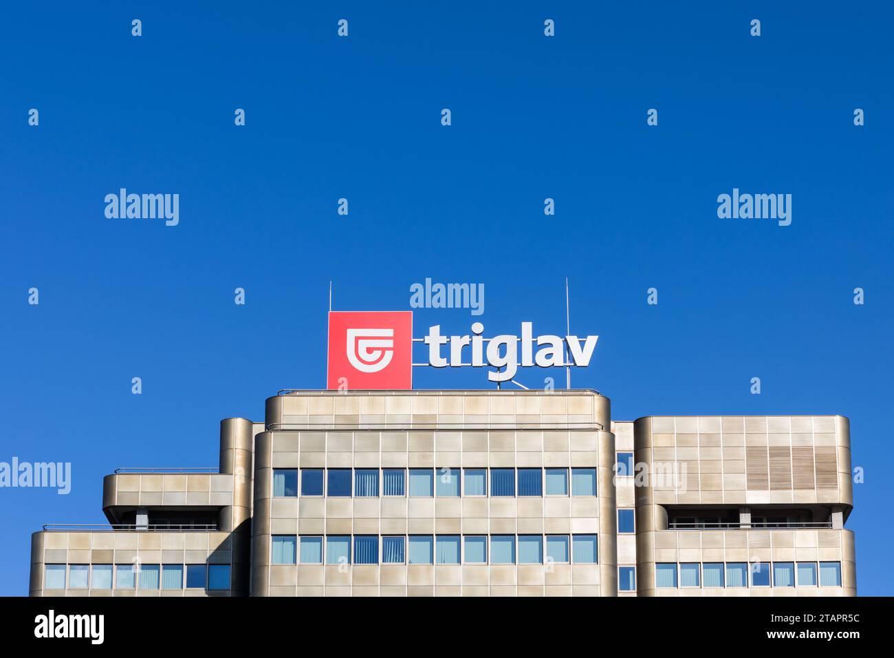Triglav Versicherungsgesellschaft, die führende Versicherungs- und Finanzgruppe in Slowenien. Triglav-Logo, Schild Stockfoto