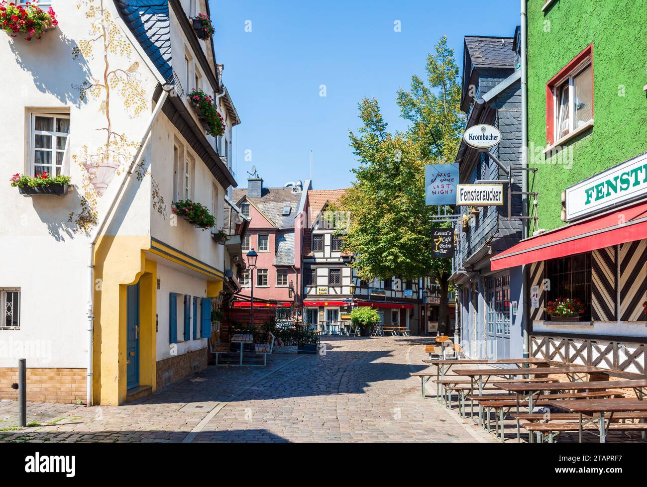 Die große Rittergasse ist eine Straße im Stadtteil Alt-Sachsenhausen in Frankfurt am Main, bekannt für ihre Fachwerkhäuser und Cidre-Bars. Stockfoto