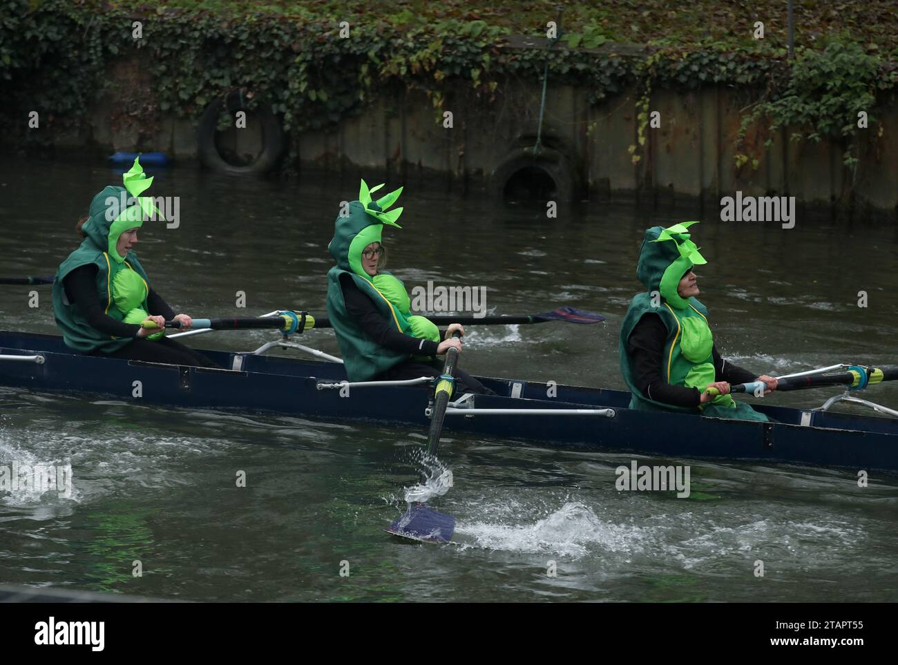 Cambridge, Großbritannien. Dezember 2023. Ruderer in schicken Kleidern nehmen am City of Cambridge Rowing Club Christmas Head am Fluss Cam in der Stadt Teil. Das leichtsinnige Rennen mit vielen Crews in festlicher Kostümierung läuft eine 1.800 m lange Strecke vom Hecht und Ael bis vor das Jesu Bootshaus. Autor: Chris Radburn/Alamy Live News Stockfoto