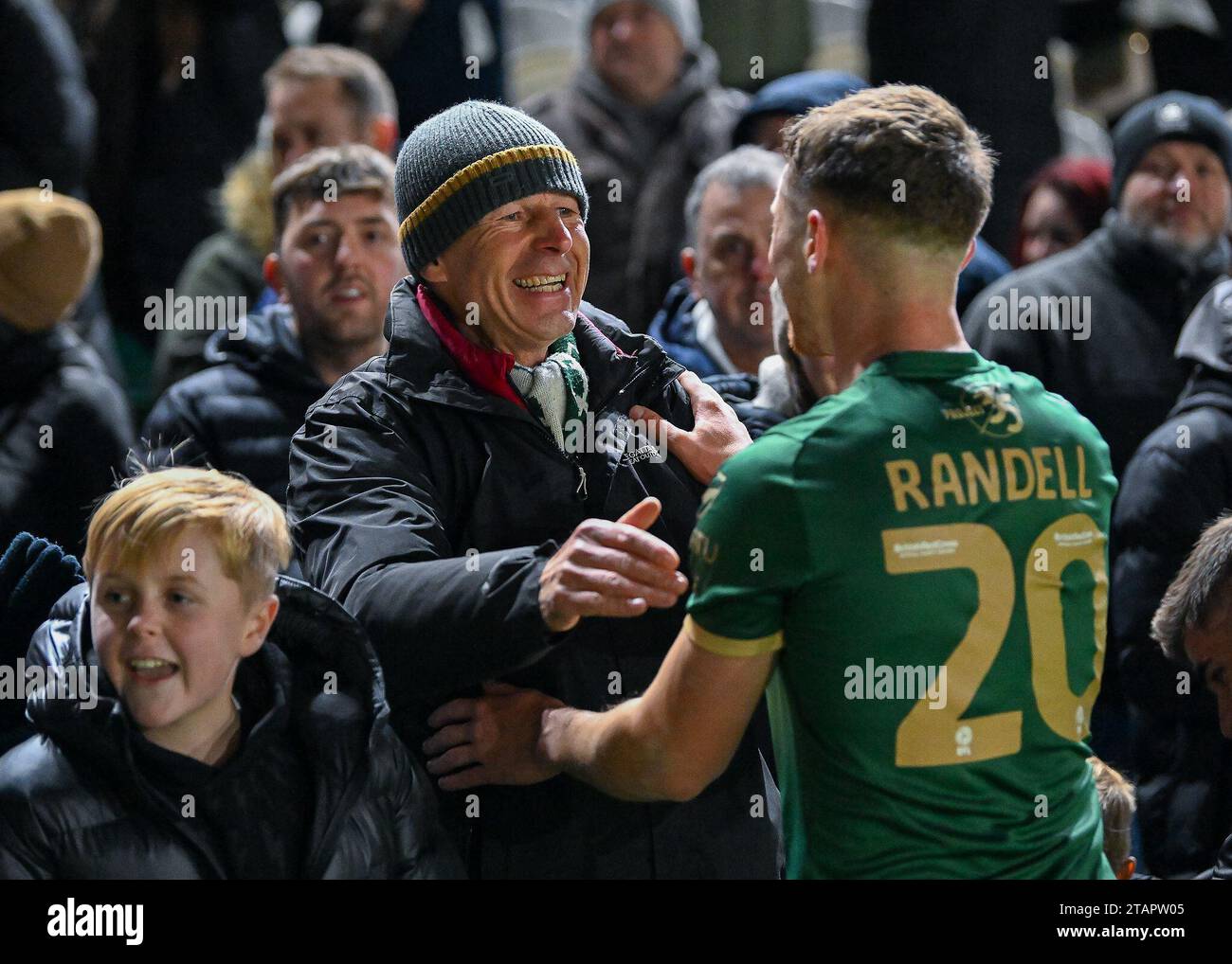 Adam Randell #20 von Plymouth Argyle feiert mit seinem Vater einen Sieg, nachdem er beim Sky Bet Championship Match Plymouth Argyle gegen Stoke City im Home Park, Plymouth, Großbritannien, den 2. Dezember 2023 (Foto: Stan Kasala/News Images) in, am 12.2.2023. (Foto: Stan Kasala/News Images/SIPA USA) Credit: SIPA USA/Alamy Live News Stockfoto