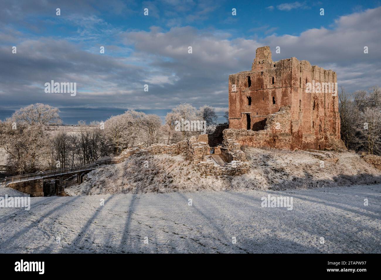 Eine schneebedeckte Landschaft mit Norham Castle in der Wintersonne, Stockfoto