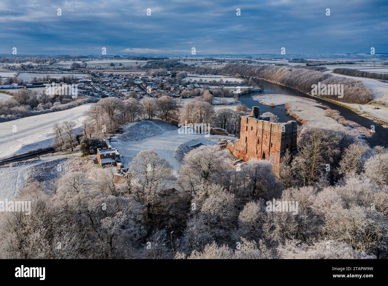 Eine schneebedeckte Landschaft mit Norham Castle in der Wintersonne, Stockfoto