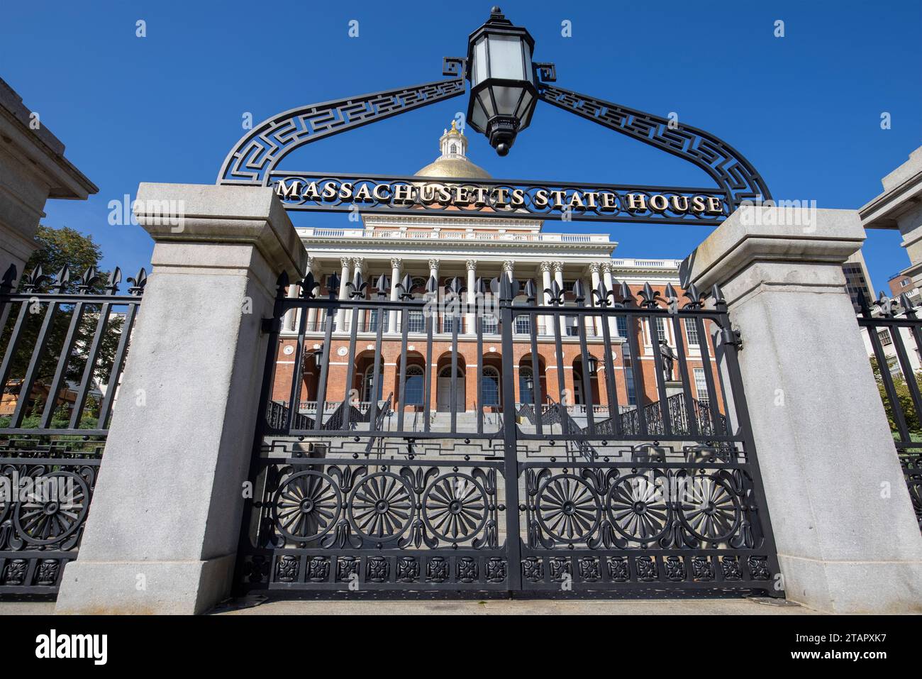 Das Massachusetts State House ist die Hauptstadt des Bundesstaates Massachusetts und Sitz der Regierung des Commonwealth of Massachusetts. Das Hotel befindet sich in der Nachbarschaft Beacon Hill Stockfoto