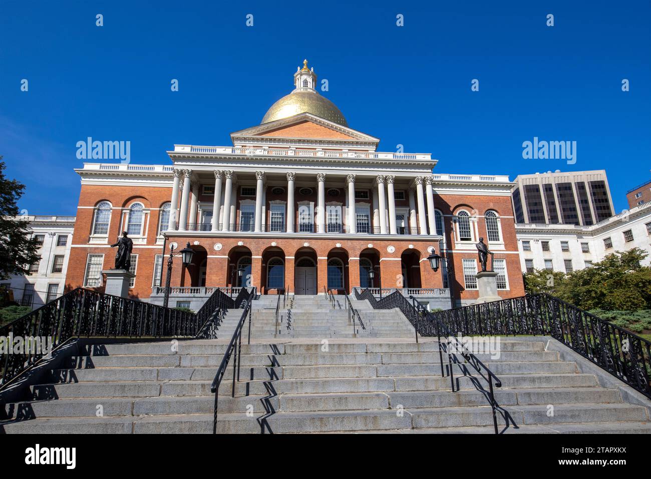 Das Massachusetts State House ist die Hauptstadt des Bundesstaates Massachusetts und Sitz der Regierung des Commonwealth of Massachusetts. Das Hotel befindet sich in der Nachbarschaft Beacon Hill Stockfoto