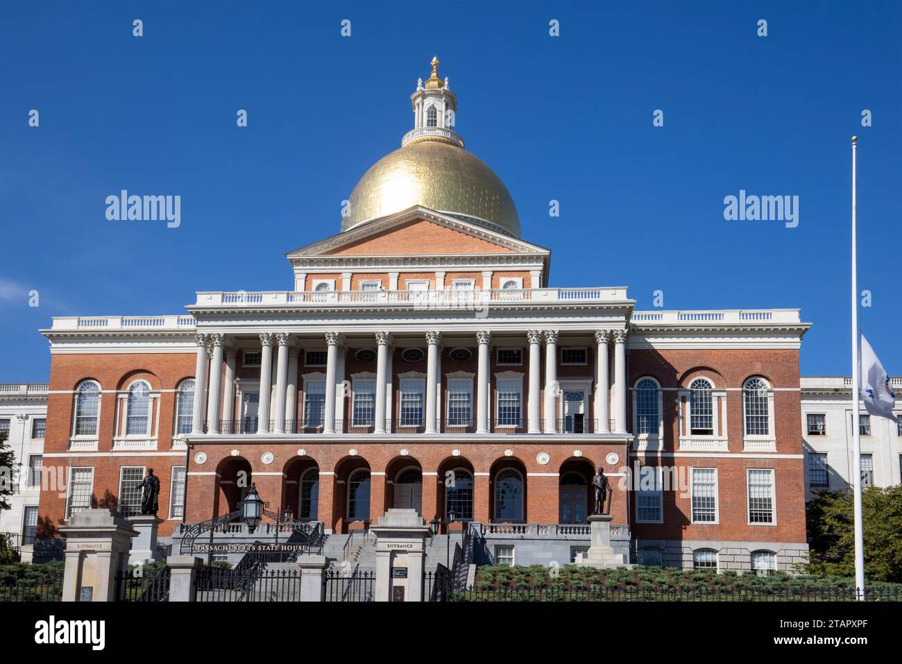 Das Massachusetts State House ist die Hauptstadt des Bundesstaates Massachusetts und Sitz der Regierung des Commonwealth of Massachusetts. Das Hotel befindet sich in der Nachbarschaft Beacon Hill Stockfoto