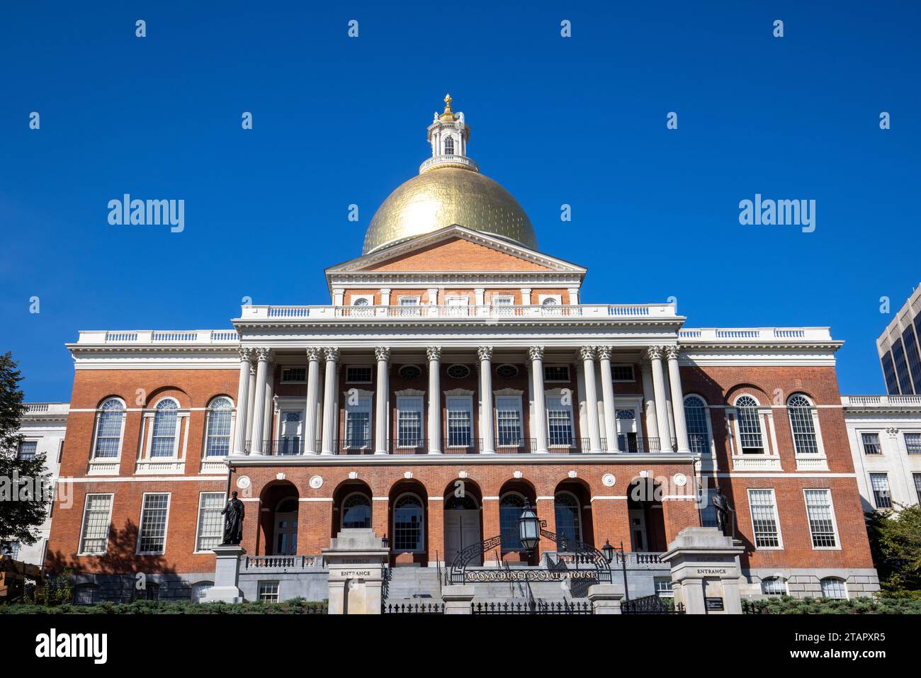 Das Massachusetts State House ist die Hauptstadt des Bundesstaates Massachusetts und Sitz der Regierung des Commonwealth of Massachusetts. Das Hotel befindet sich in der Nachbarschaft Beacon Hill Stockfoto