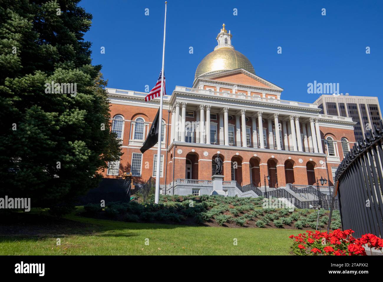 Das Massachusetts State House ist die Hauptstadt des Bundesstaates Massachusetts und Sitz der Regierung des Commonwealth of Massachusetts. Das Hotel befindet sich in der Nachbarschaft Beacon Hill Stockfoto