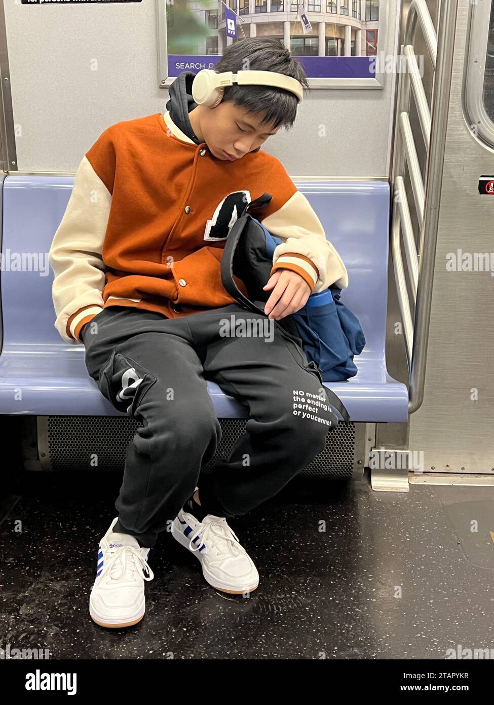 Der Schüler konnte noch mehr Schlaf vertragen, als er morgens mit dem U-Bahn-Zug von New York City zur Schule fährt. Stockfoto