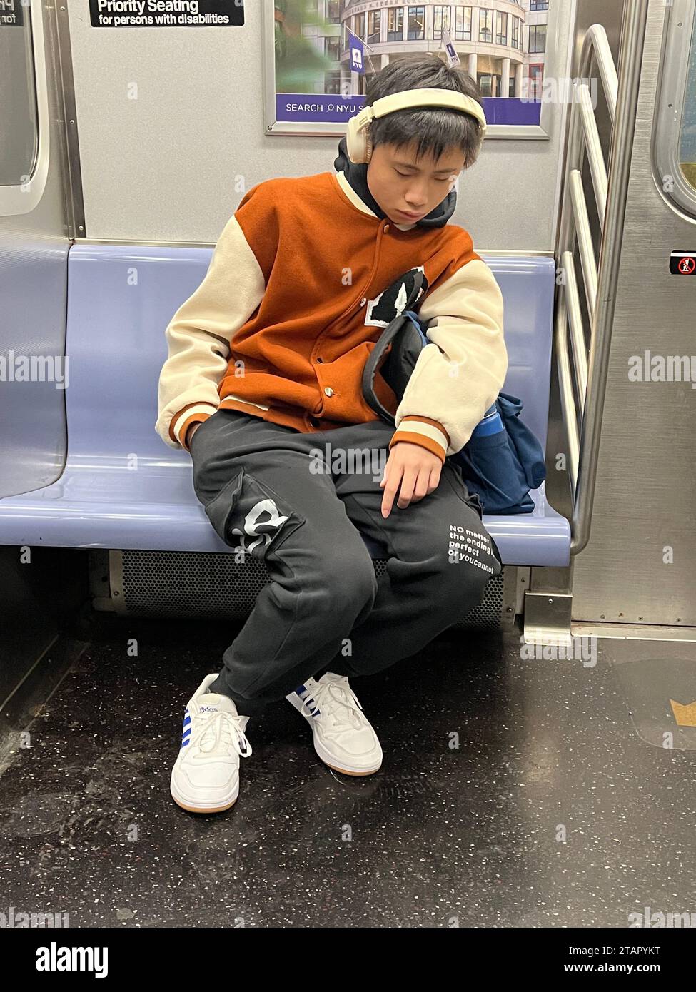 Der Schüler konnte noch mehr Schlaf vertragen, als er morgens mit dem U-Bahn-Zug von New York City zur Schule fährt. Stockfoto