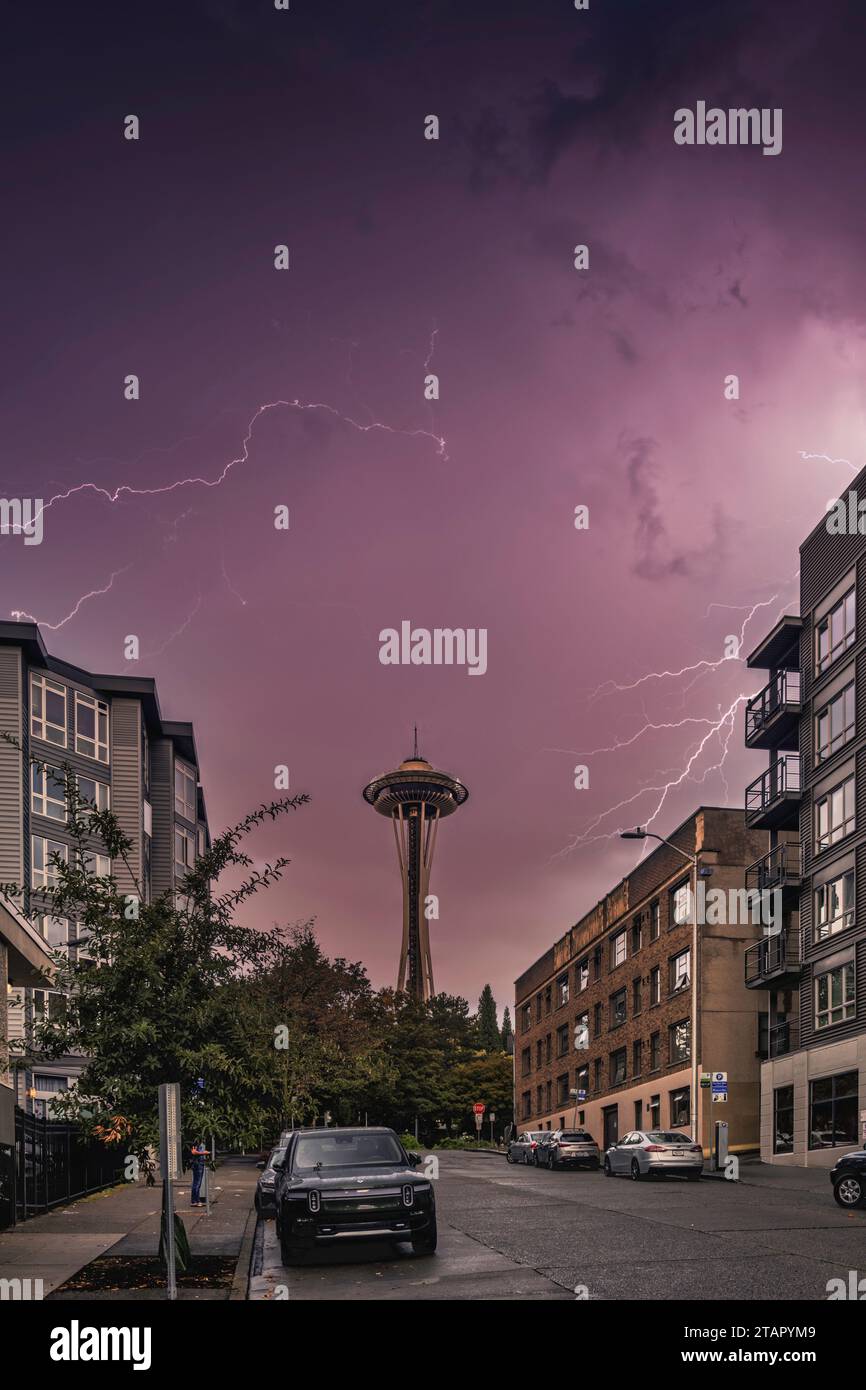 Brillante Blitze elektrisieren die Atmosphäre über der prächtigen Space Needle in Seattle. Verpassen Sie nicht dieses atemberaubende Naturphänomen, Stockfoto
