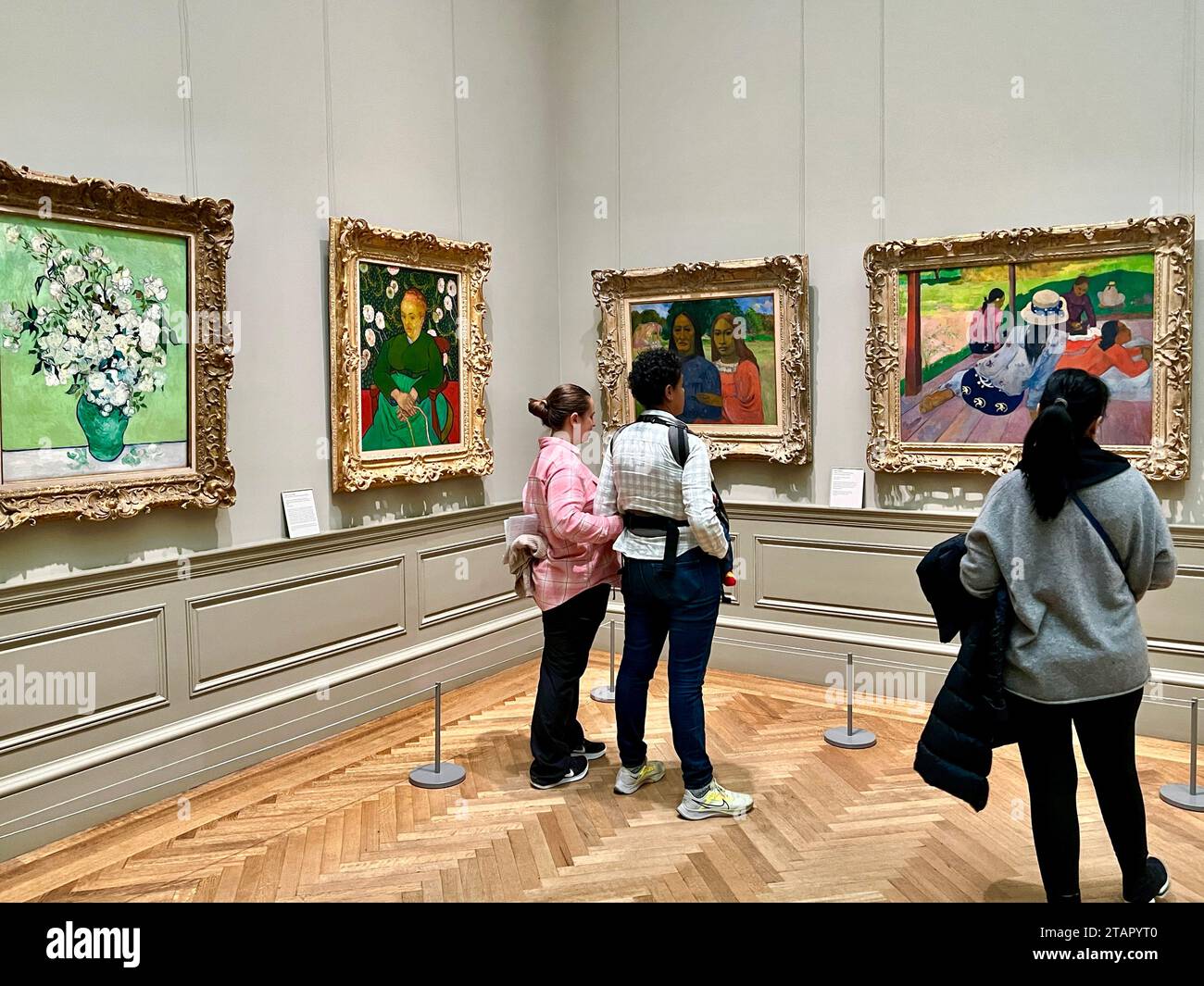 Im Metropolitan Museum of Art in New York City sehen die Menschen Paul Gaugan Gemälde, Two Women und The Siesta. Stockfoto