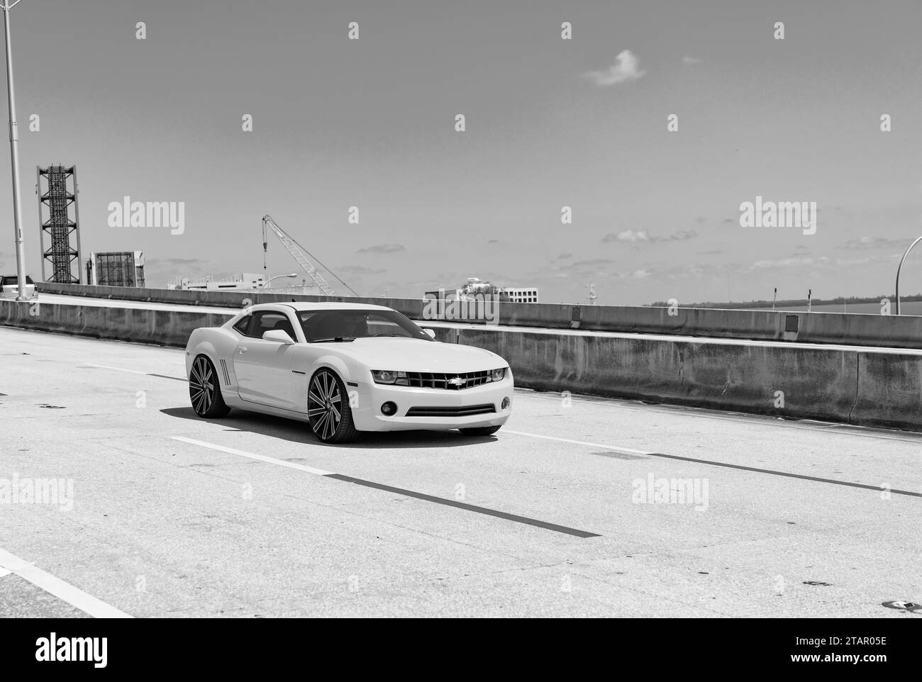 Miami, Florida, USA - 15. April 2021: Chevrolet Camaro Luxus Gelb Sport ar auf der Straße, Eckblick Stockfoto