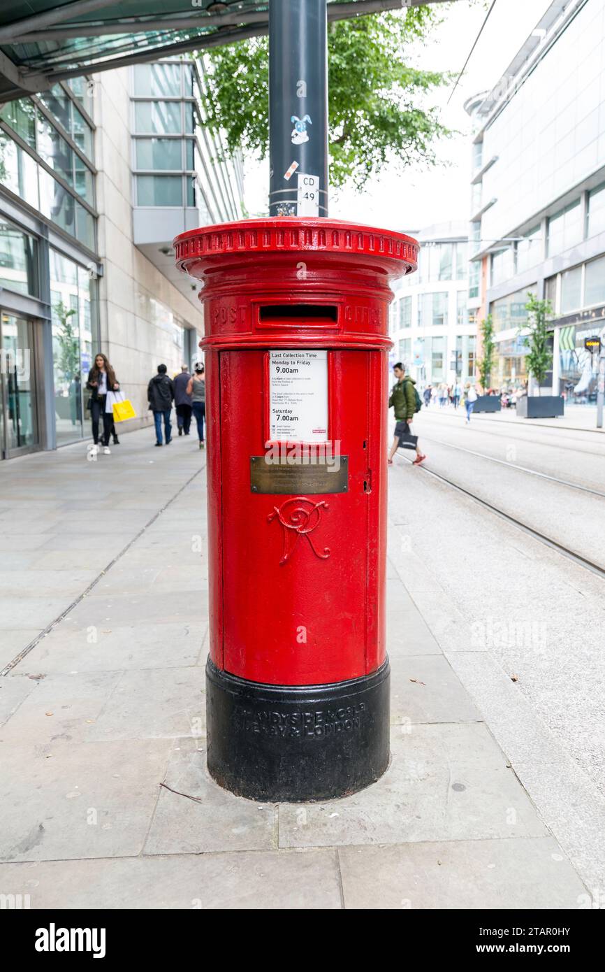 Roter Briefkasten, der nach dem Bombenanschlag der IRA 1996 mit einer Gedenktafel versehen blieb, Corporation Street, Manchester, England Stockfoto