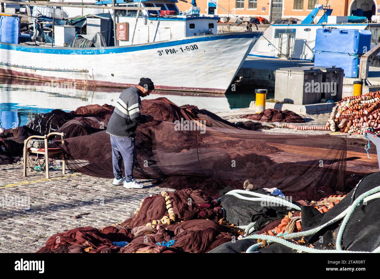 Fischer mit Fischernetz an der Marina von Palma de Mallorca, Mallorca, Balearen, Spanien Stockfoto