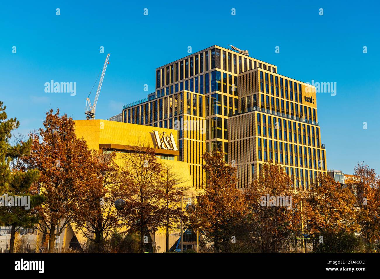 Das neue V&A East Museum befindet sich im Bau neben dem London College of Fashion Building in Stratford, London, England Stockfoto