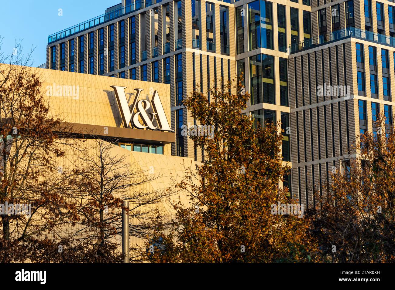 Das neue V&A East Museum befindet sich im Bau neben dem London College of Fashion Building in Stratford, London, England Stockfoto