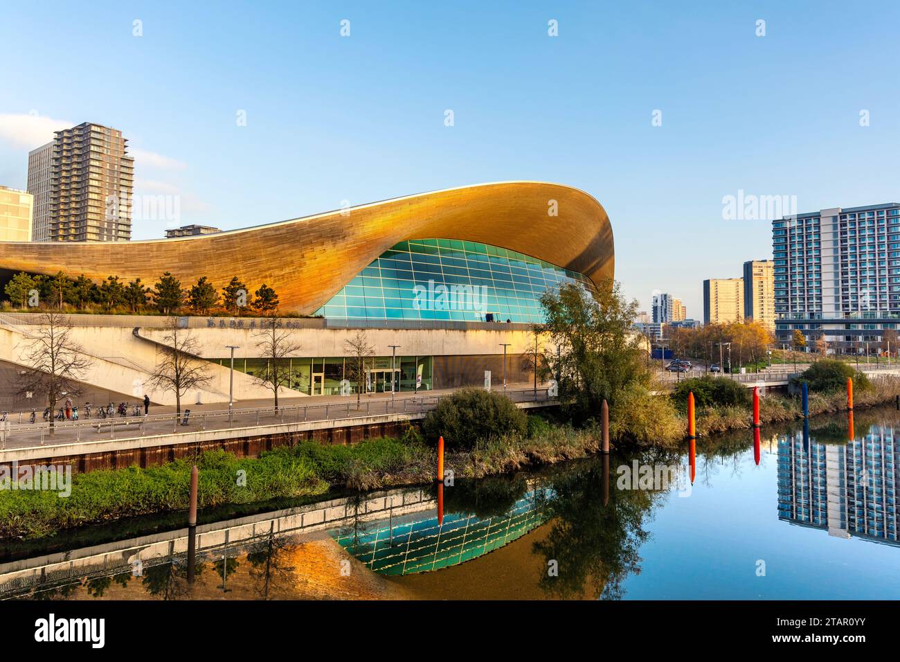 Außenansicht des London Aquatics Centre bei Sonnenuntergang, Queen Elizabeth Olympic Park, London, England Stockfoto