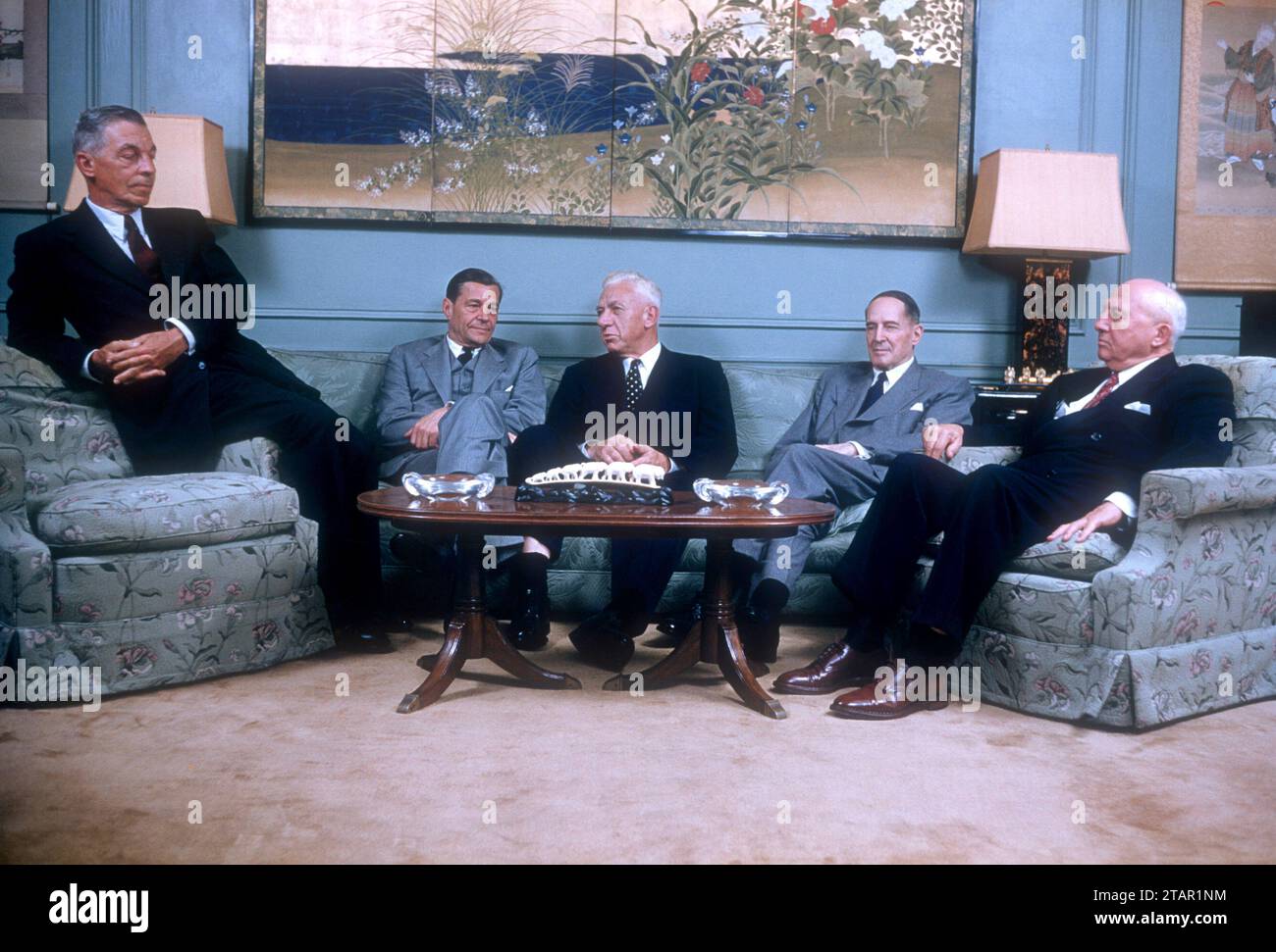 NEW YORK, NY - 25. Mai: (L-R) Harry F. Vickers Mitte, ehemaliger General Douglas MacArthur zweiter von links und James H. Rand jr. letzten Treffen vor der Ankündigung der Fusion zwischen Sperry Corporation und Remington Rand, Inc. am 25. Mai 1955 in New York, New York. (Foto von Hy Peskin) *** Local Caption *** Harry F. Vickers; Douglas MacArthur; James H. Rand jr. Stockfoto