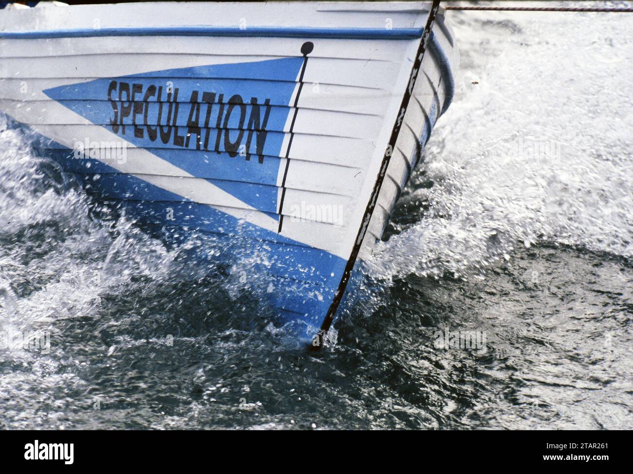Pilot Gig wird mit einem Touristenboot zum Beginn eines der wöchentlichen Rennen zwischen den Inseln gezogen, die während der Sommersaison in St. Marys auf den Inseln stattfinden Stockfoto