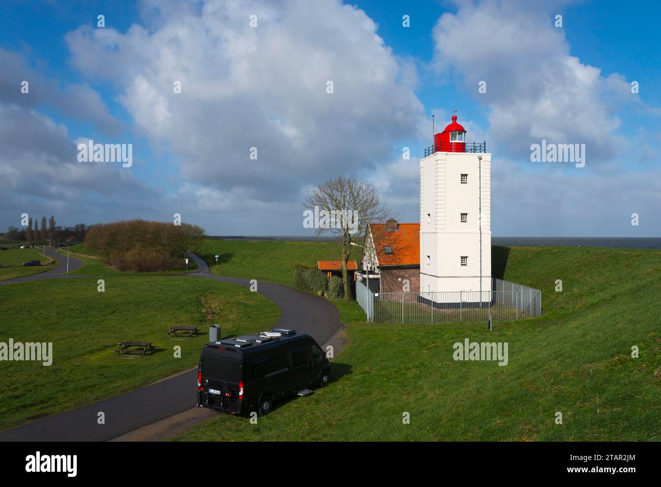 Wohnmobil, Leuchtturm de Ven, am Deich IJsselmeer, Oosterdijk, Enkhuizen, Noord-Holland, Niederlande Stockfoto