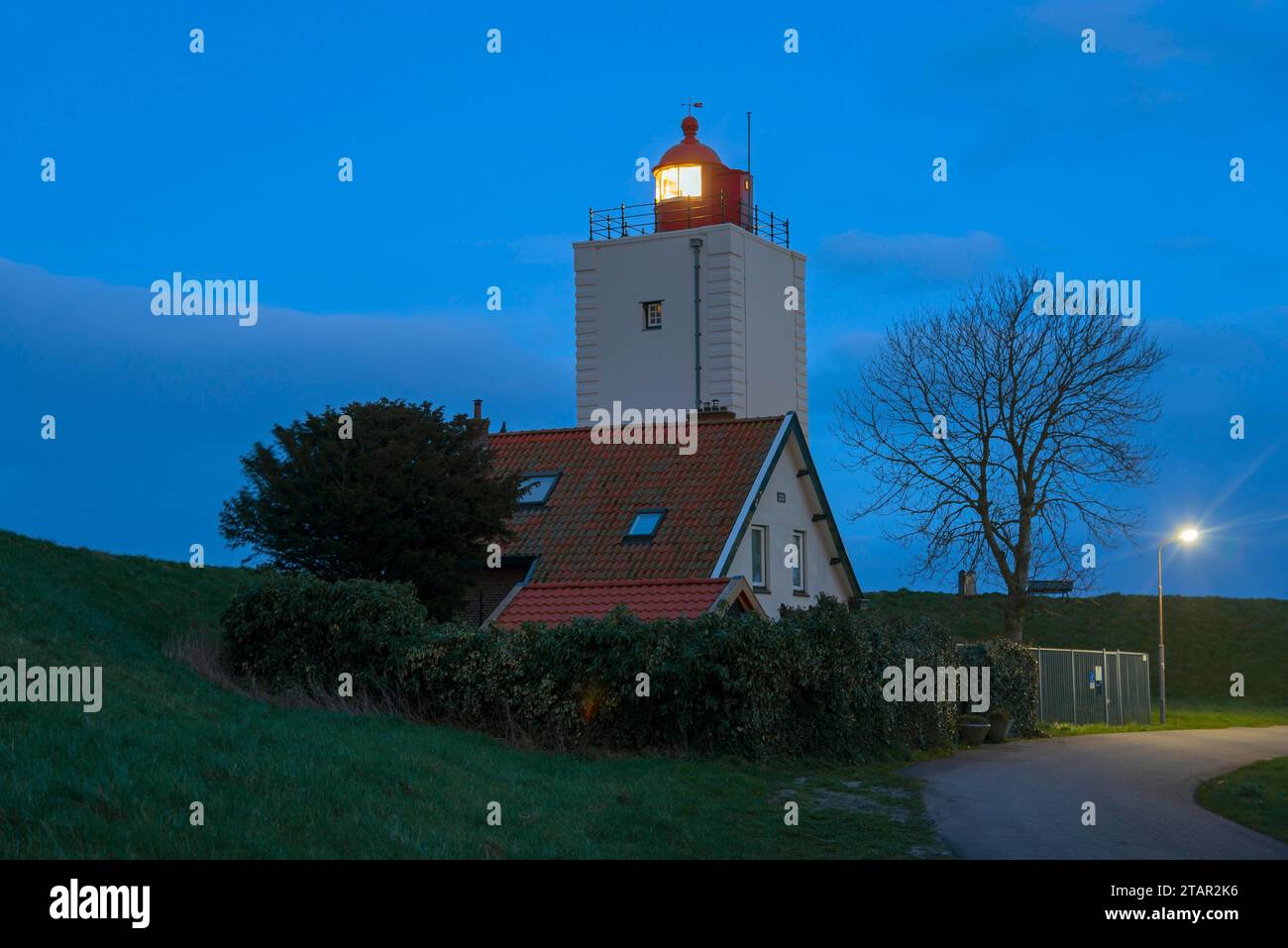 Der Leuchtturm de Ven am Abend, auf dem IJsselmeer Deich, Oosterdijk, Enkhuizen, Noord-Holland, Niederlande Stockfoto