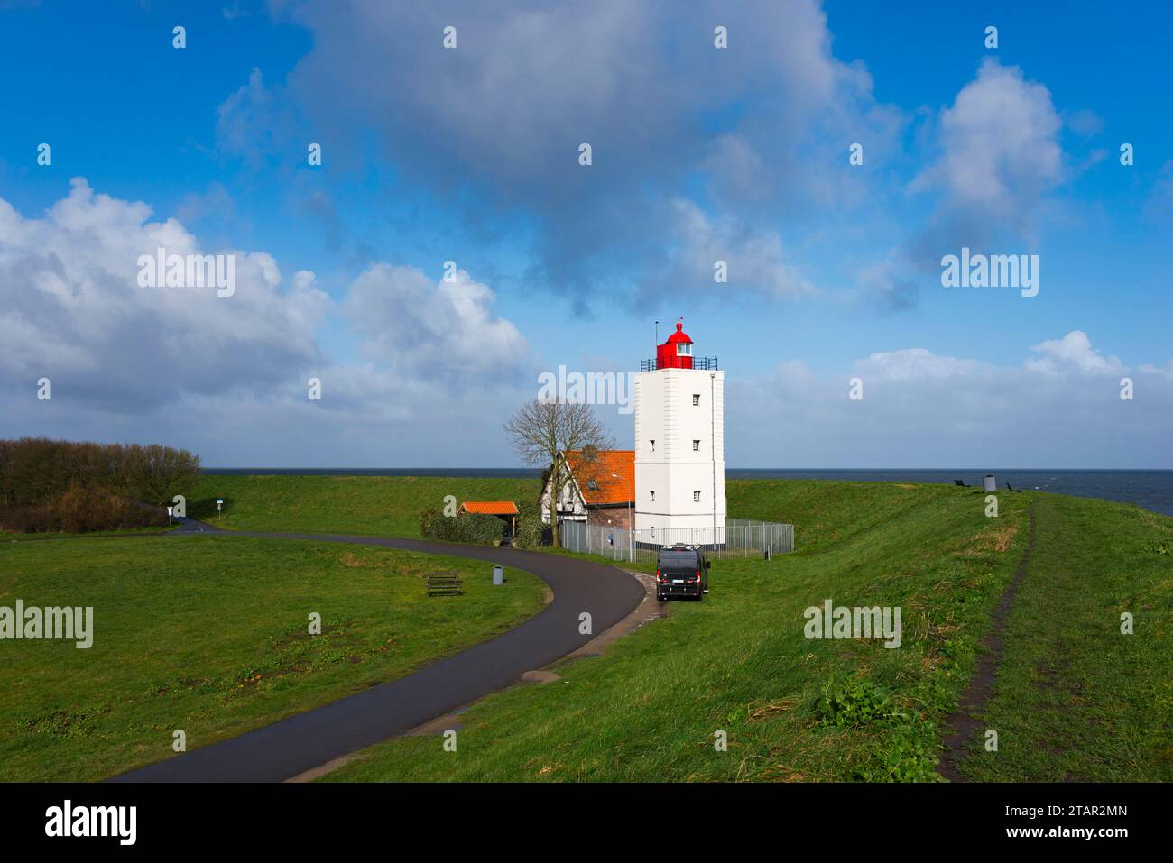 Wohnmobil, Leuchtturm de Ven, am Deich IJsselmeer, Oosterdijk, Enkhuizen, Noord-Holland, Niederlande Stockfoto