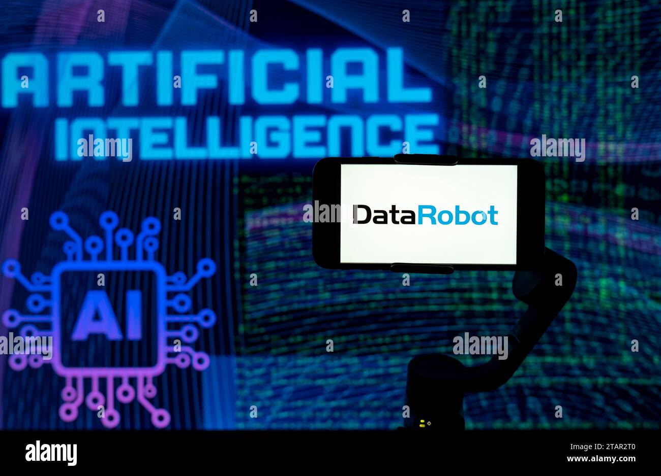 Indien. Dezember 2023. In dieser Fotoabbildung wird das Logo von DataRobot auf einem Mobiltelefon-Bildschirm mit KI (künstliche Intelligenz) im Hintergrund angezeigt. (Foto von Idrees Abbas/SOPA Images/SIPA USA) *** ausschließlich für redaktionelle Nachrichten *** Credit: SIPA US/Alamy Live News Stockfoto