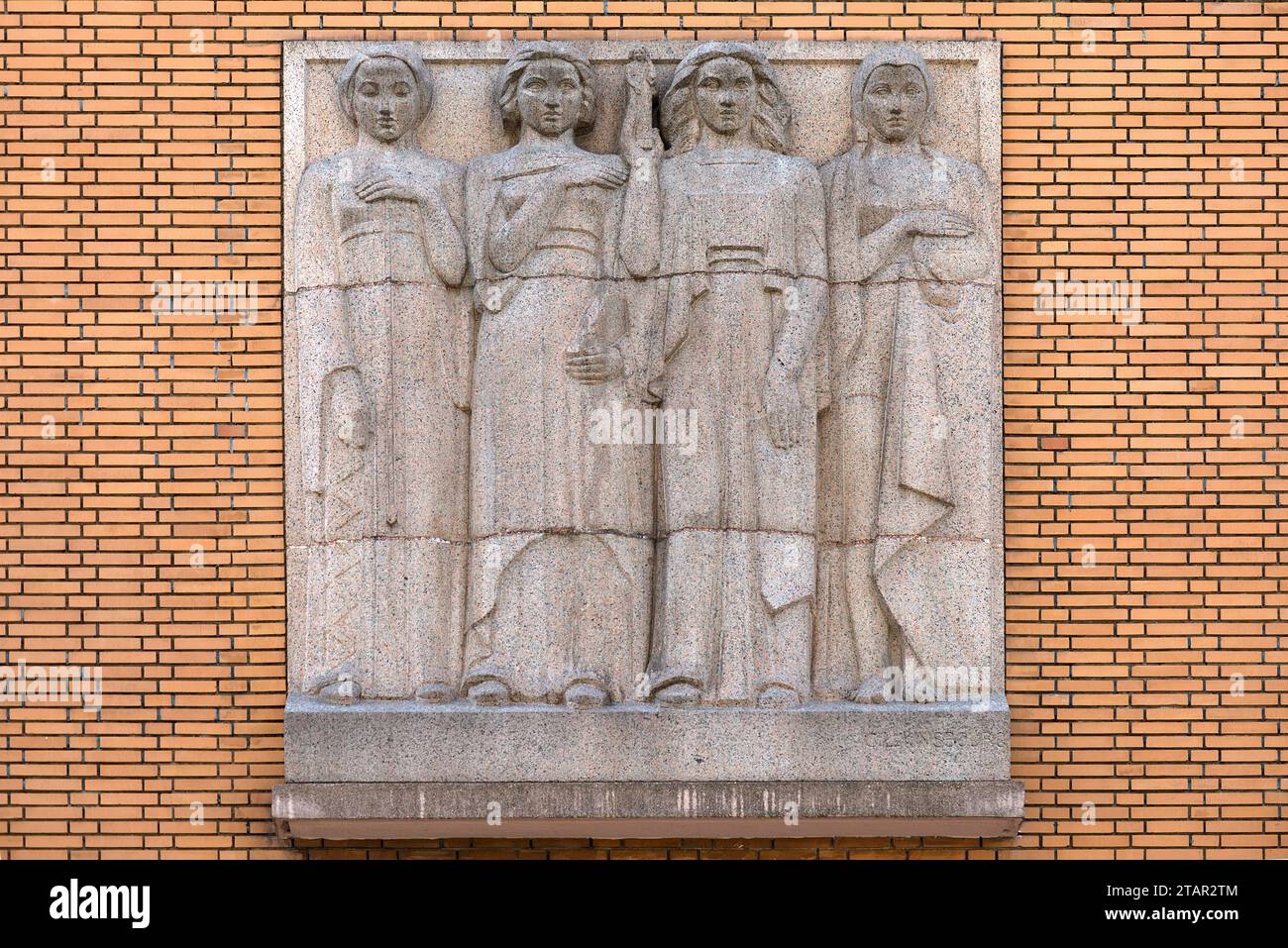 Relief einer Frau, die Liberte, Egalite, Fraternite (Gleichheit) (Freiheit) (Bruderschaft) symbolisiert, auf einem Gemeindegebäude in Paris, Frankreich Stockfoto