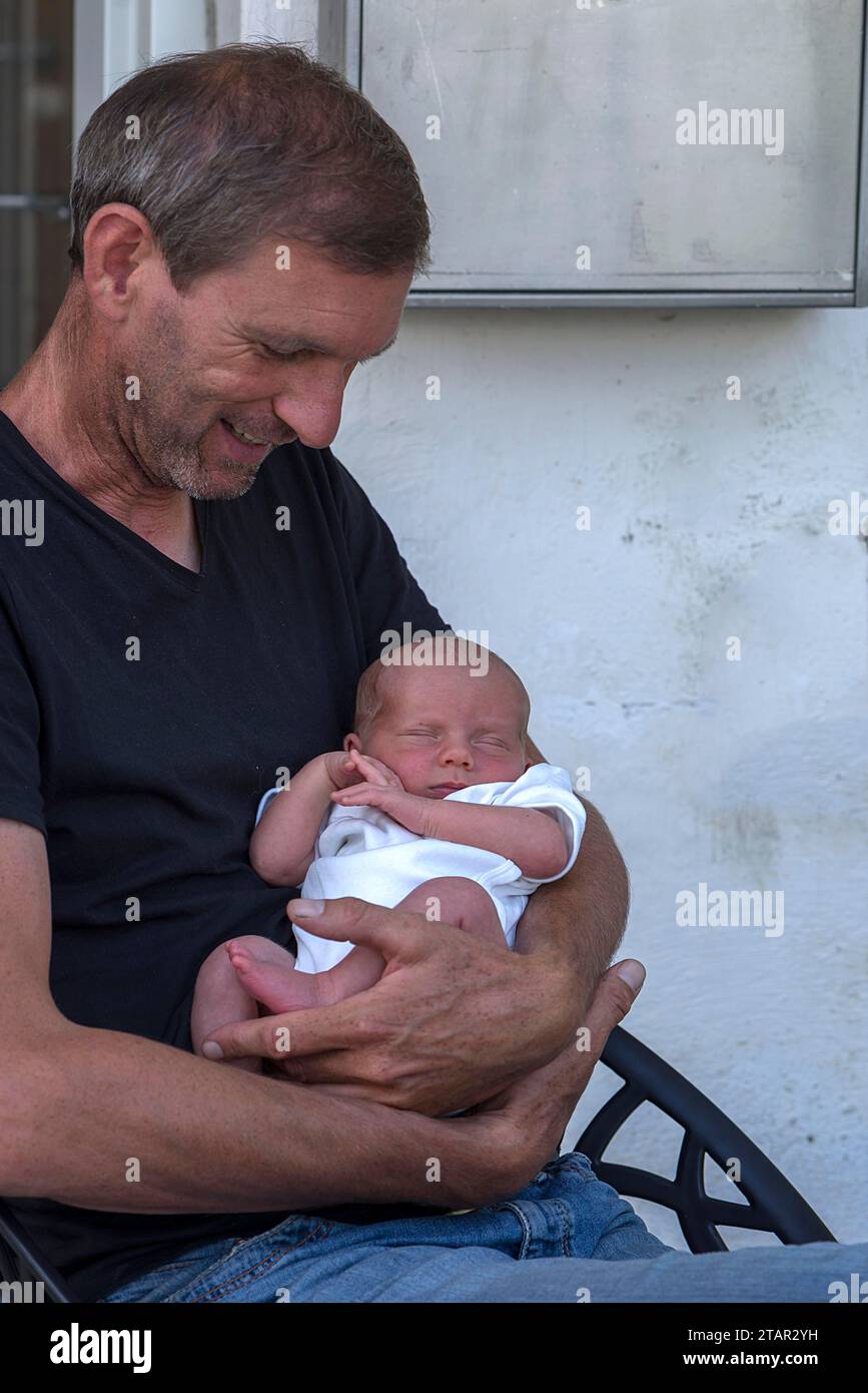 Junger Großvater mit seinem neugeborenen Enkel, Mecklenburg-Vorpommern Stockfoto