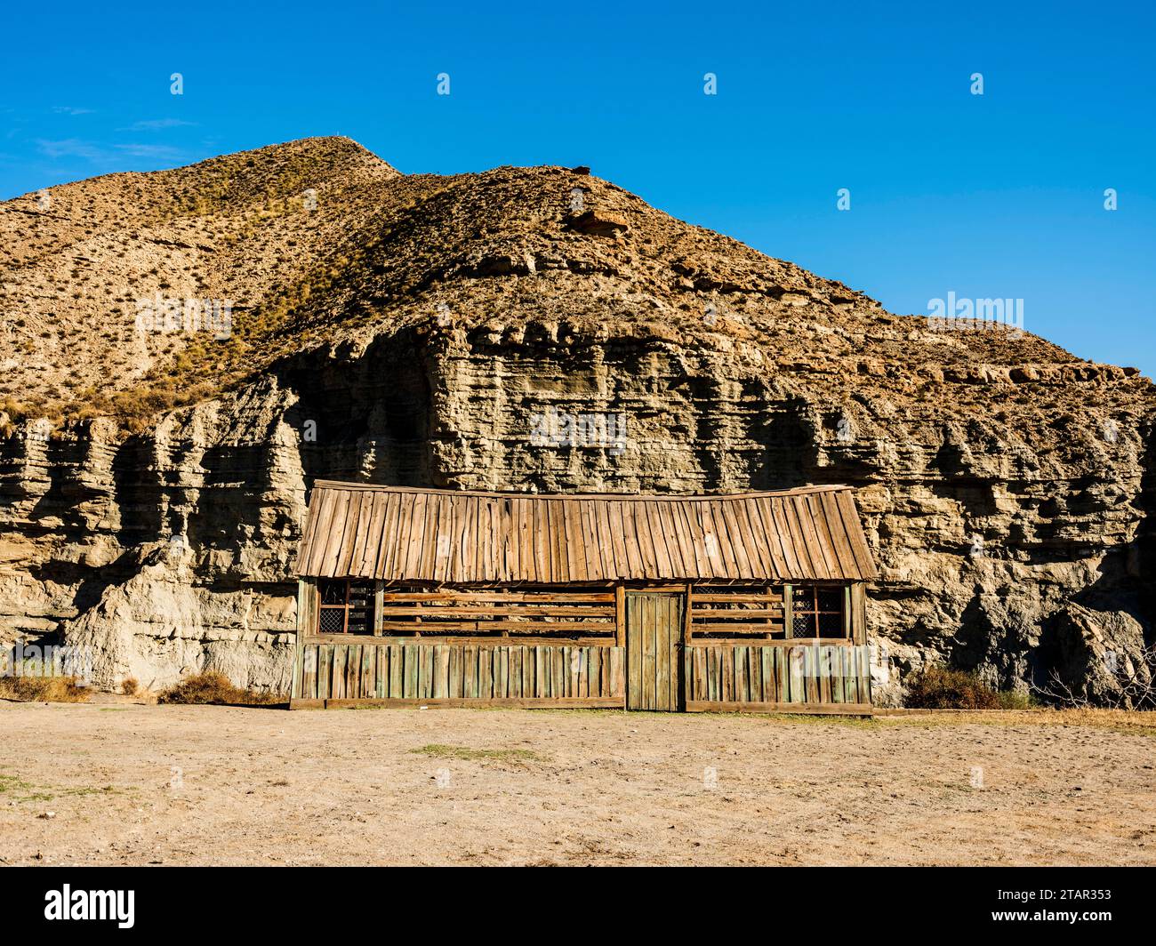 Toller Blick auf die Wüste Tabernas, mit hölzernem Unterschlupf für Filmset in Almeria, andalusien, Spanien Stockfoto