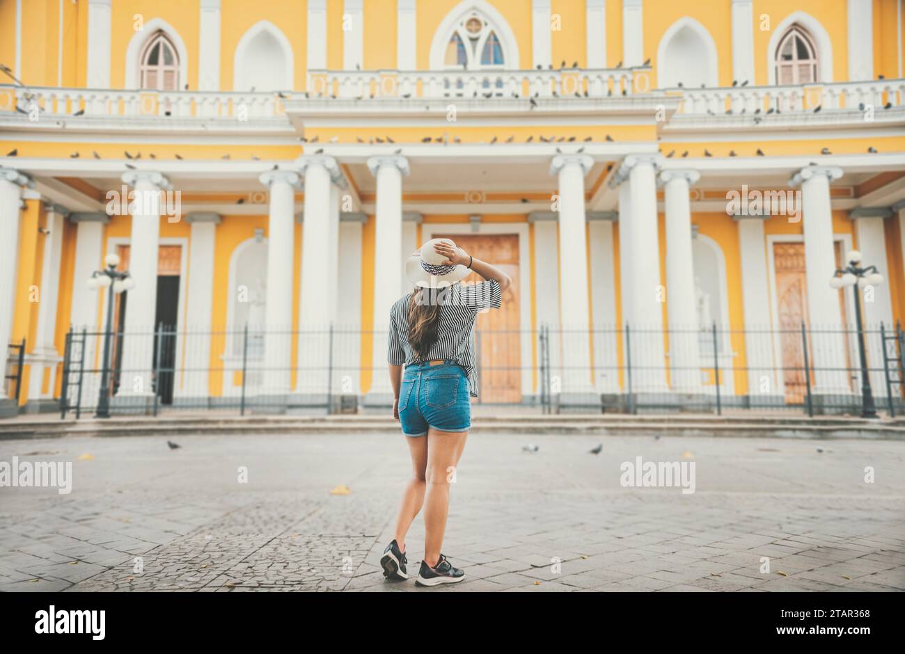 Tourismus in Nicaragua, Tourist Girl besucht die Kathedrale von Granada. Ein Reisemädchen, das sich die katholische Kirche in Granada, Nicaragua, ansieht Stockfoto