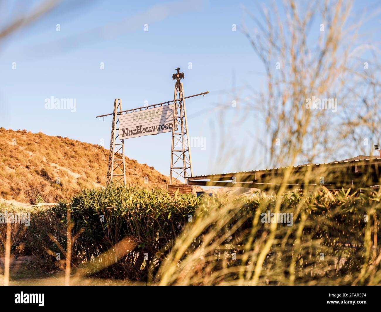 Almeria, Spanien, 30. Dezember 2022 Great View of the Entrance of Oasys (früher als Mini Hollywood bekannt) ist ein Freizeitpark im spanischen Western-Stil Stockfoto