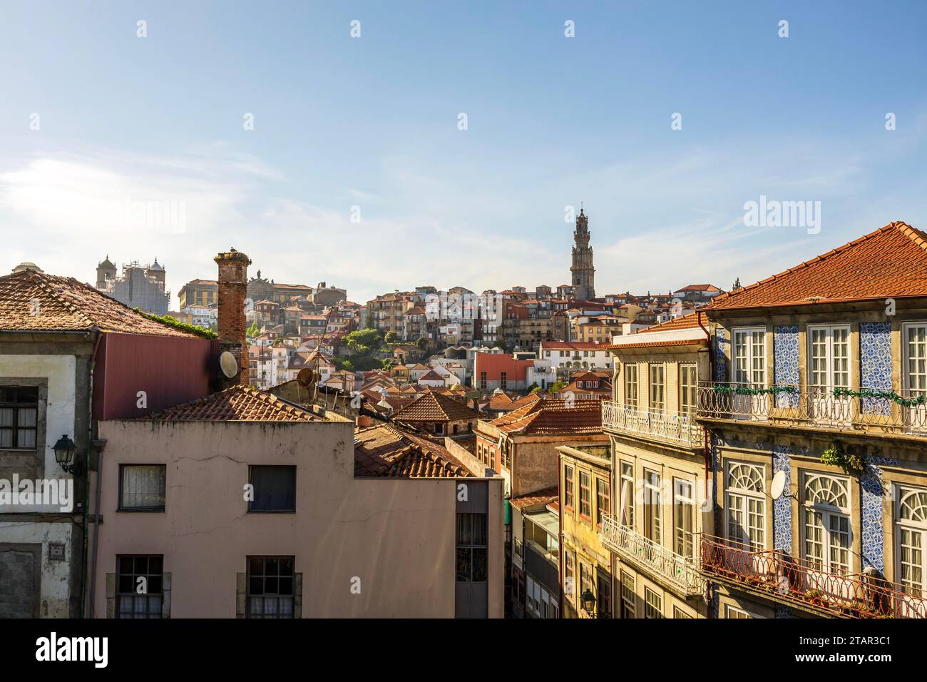 Toller Blick auf Porto oder Porto, die zweitgrößte Stadt Portugals, die Hauptstadt des Portoviertels und eine der wichtigsten Städte der Iberischen Halbinsel Stockfoto