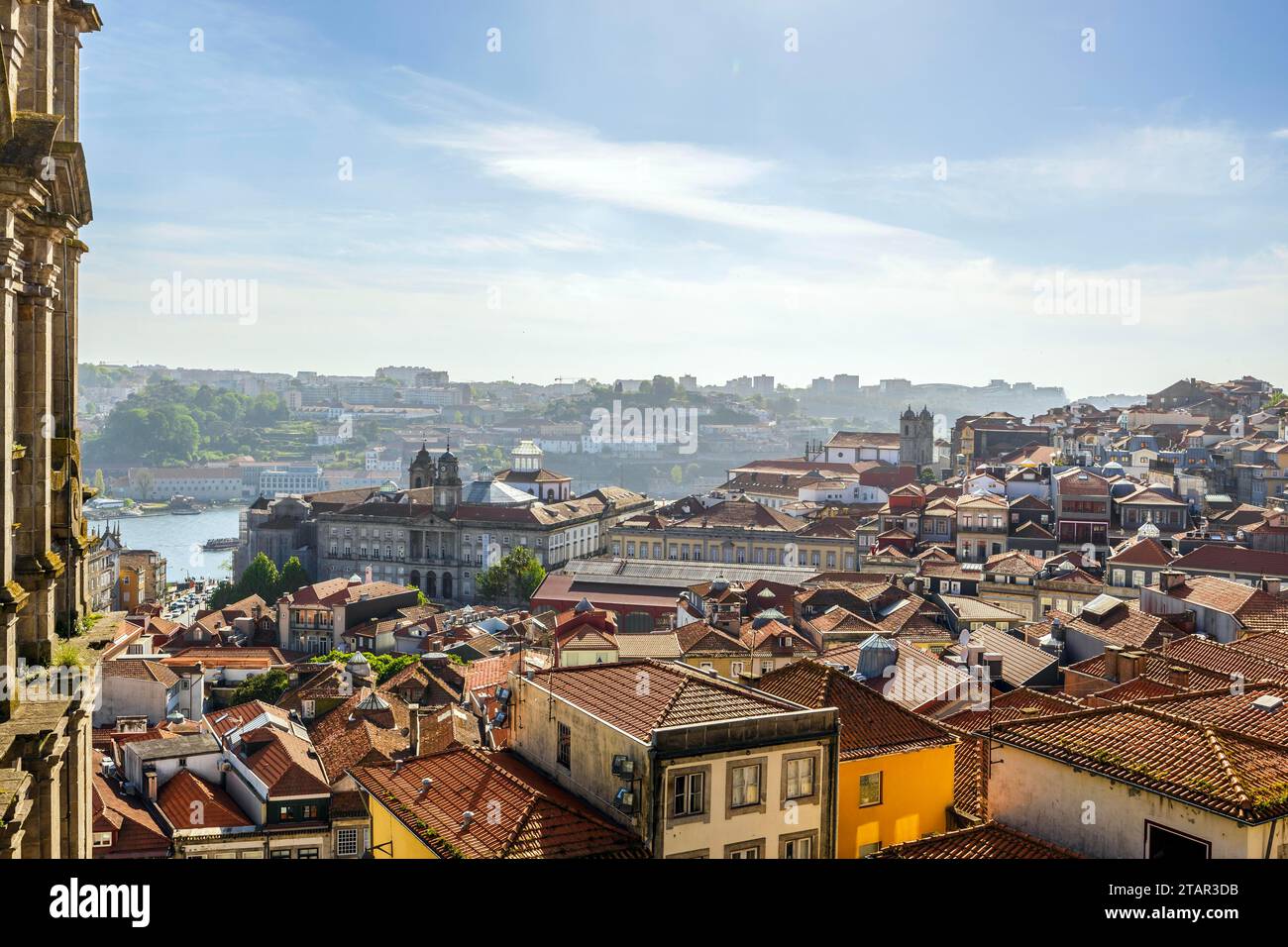 Toller Blick auf Porto oder Porto, die zweitgrößte Stadt Portugals, die Hauptstadt des Portoviertels und eine der wichtigsten Städte der Iberischen Halbinsel Stockfoto