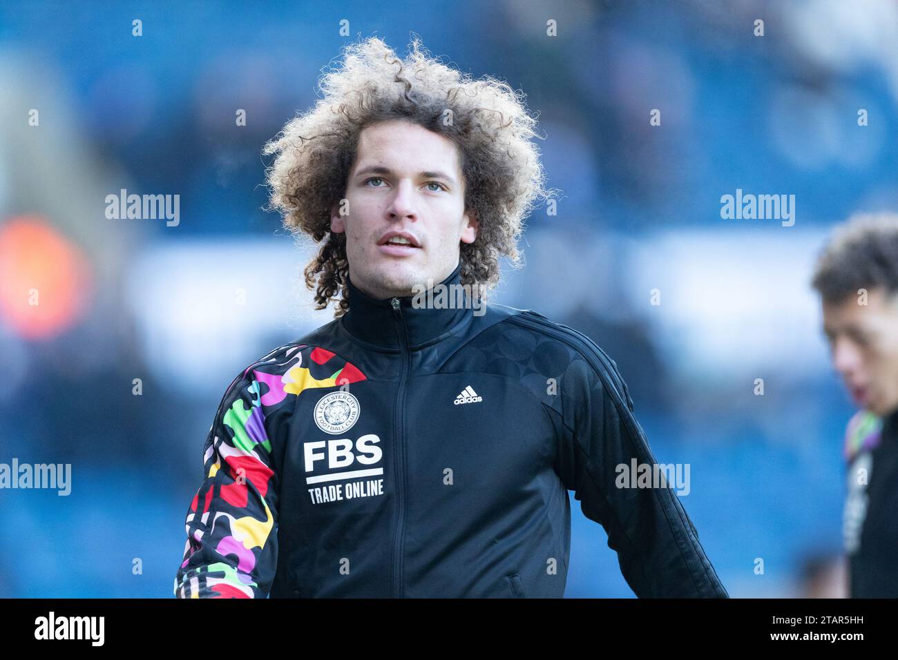 Wout Faes of Leicester wärmt sich vor dem Sky Bet Championship-Spiel zwischen West Bromwich Albion und Leicester City in den Hawthorns, West Bromwich am Samstag, den 2. Dezember 2023 auf. (Foto: Gustavo Pantano | MI News) Credit: MI News & Sport /Alamy Live News Stockfoto