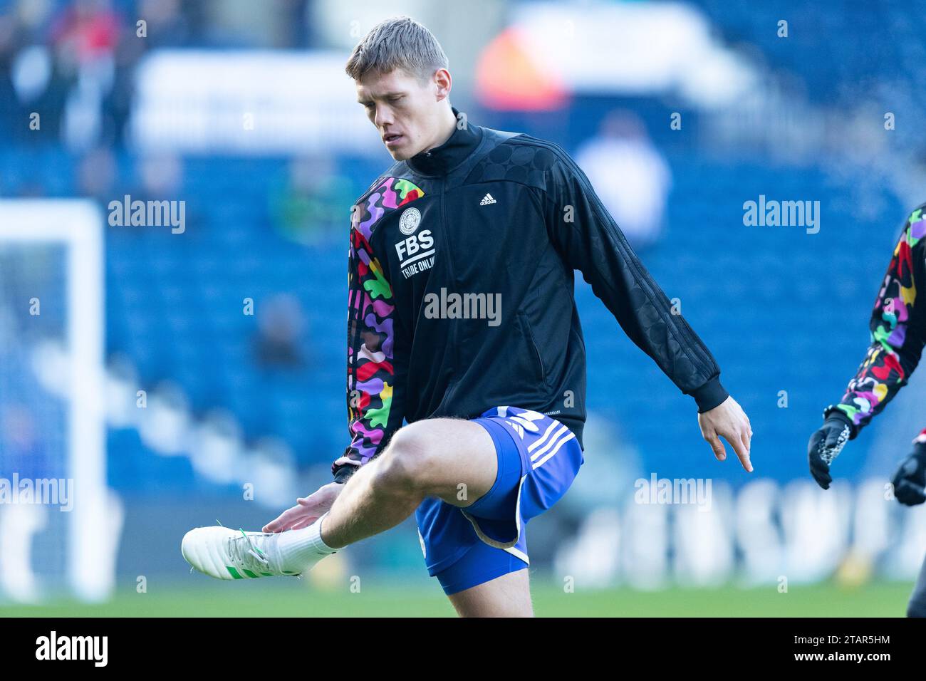 Jannik Vestergaard aus Leicester erwärmt sich vor dem Sky Bet Championship-Spiel zwischen West Bromwich Albion und Leicester City in den Hawthorns, West Bromwich am Samstag, den 2. Dezember 2023. (Foto: Gustavo Pantano | MI News) Credit: MI News & Sport /Alamy Live News Stockfoto