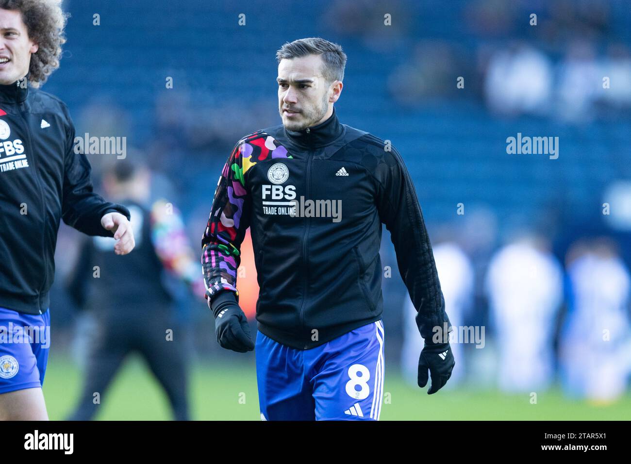 Harry Winks von Leicester wärmt sich vor dem Sky Bet Championship-Spiel zwischen West Bromwich Albion und Leicester City in den Hawthorns, West Bromwich am Samstag, den 2. Dezember 2023 auf. (Foto: Gustavo Pantano | MI News) Credit: MI News & Sport /Alamy Live News Stockfoto