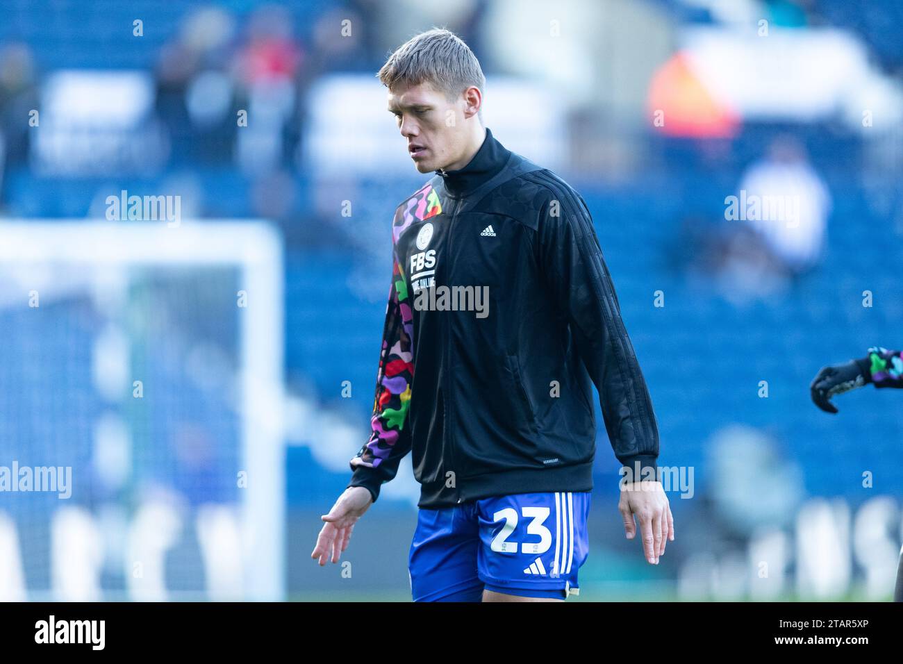 Jannik Vestergaard aus Leicester erwärmt sich vor dem Sky Bet Championship-Spiel zwischen West Bromwich Albion und Leicester City in den Hawthorns, West Bromwich am Samstag, den 2. Dezember 2023. (Foto: Gustavo Pantano | MI News) Credit: MI News & Sport /Alamy Live News Stockfoto