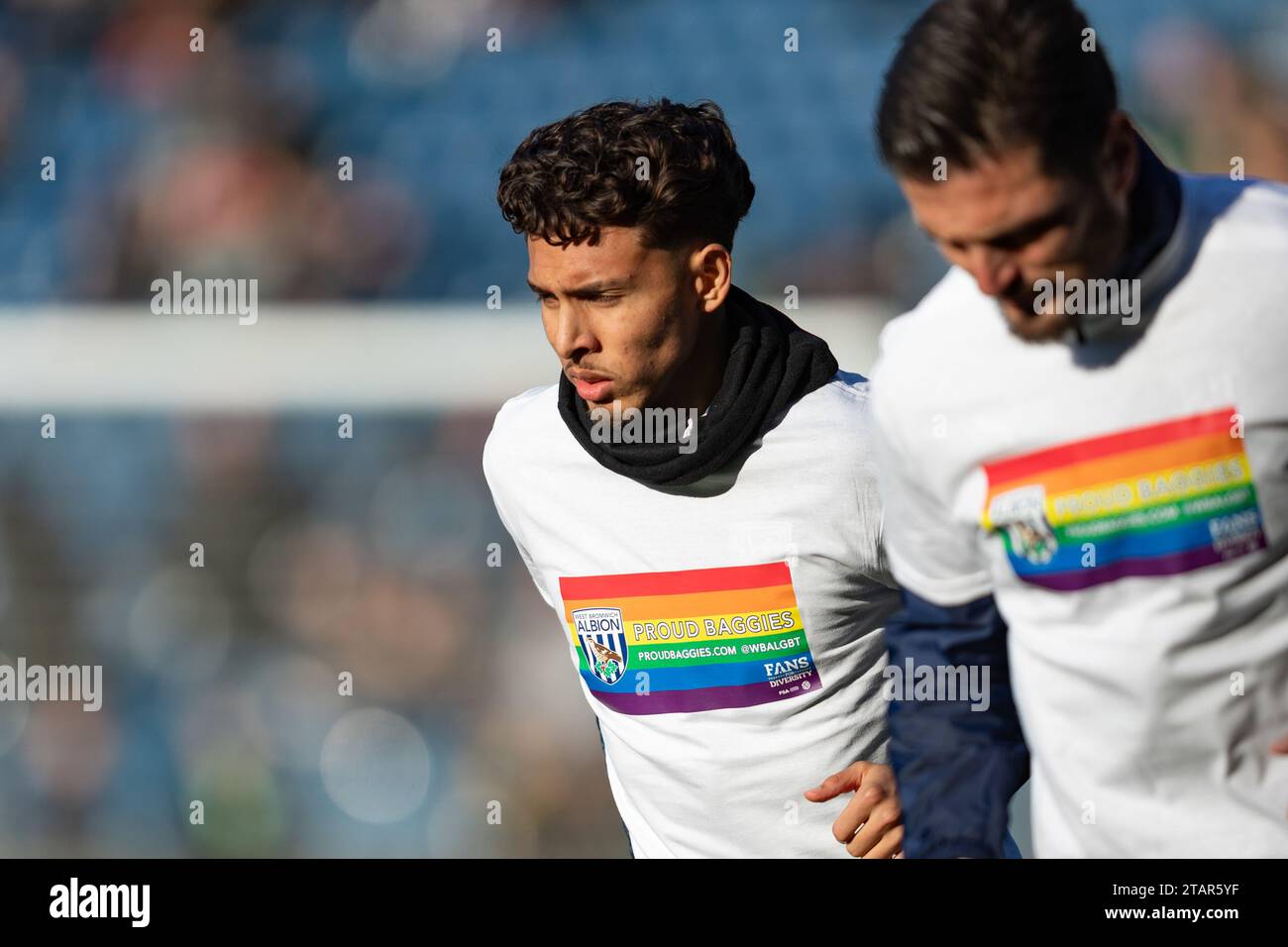 Jeremy Sarmiento von West Bromwich (L) wärmt sich vor dem Sky Bet Championship-Spiel zwischen West Bromwich Albion und Leicester City in den Hawthorns in West Bromwich am Samstag, den 2. Dezember 2023 auf. (Foto: Gustavo Pantano | MI News) Credit: MI News & Sport /Alamy Live News Stockfoto