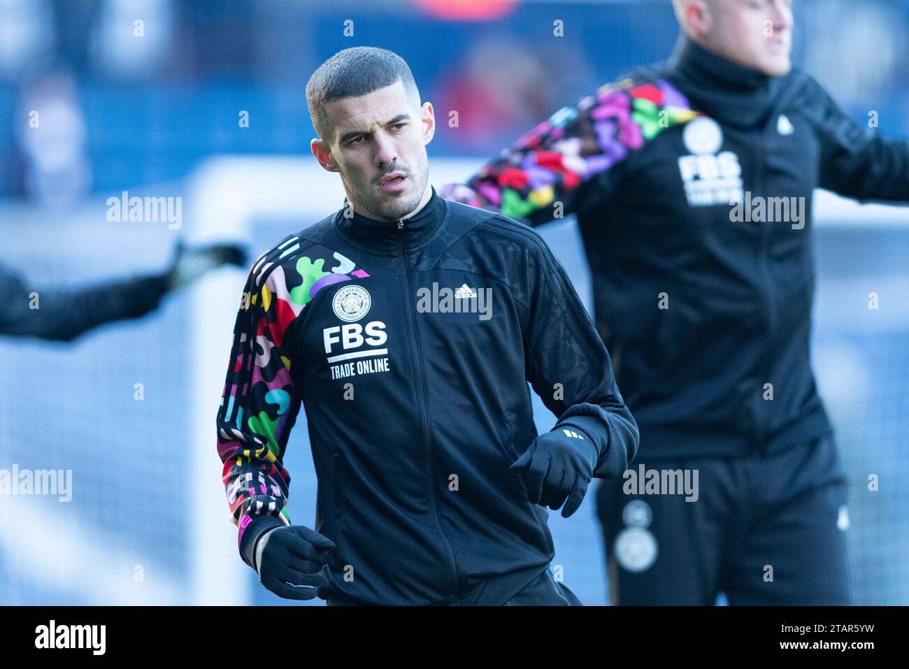 Conor Coady aus Leicester erwärmt sich vor dem Sky Bet Championship-Spiel zwischen West Bromwich Albion und Leicester City in den Hawthorns, West Bromwich am Samstag, den 2. Dezember 2023. (Foto: Gustavo Pantano | MI News) Credit: MI News & Sport /Alamy Live News Stockfoto