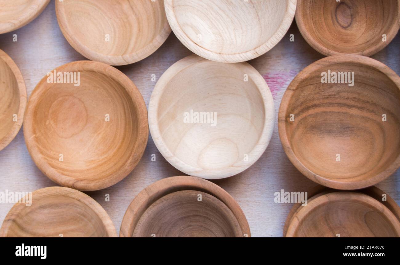 Leere Schalen aus Holz von brauner Farbe Stockfoto