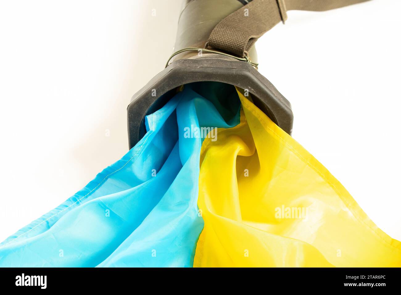 Granatwerfer und Flagge der Ukraine, verwendet im Krieg in der Ukraine, auf weißem Hintergrund, Panzerabwehrwaffe, Kampfgranatwerfer, Krieg und Militär W Stockfoto